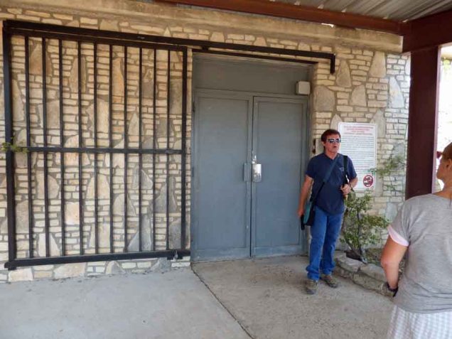 b03 Entrance to Cavern