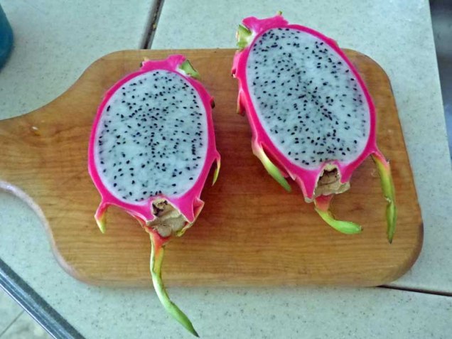 b Dragon Fruit Cut in Half