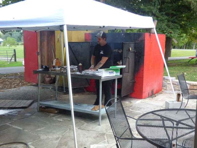 b06 Smoking Meat at Hungry Bear BBQ