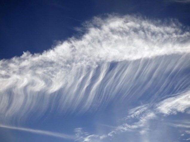 b3-contrail-cloud-smeared-across-sky