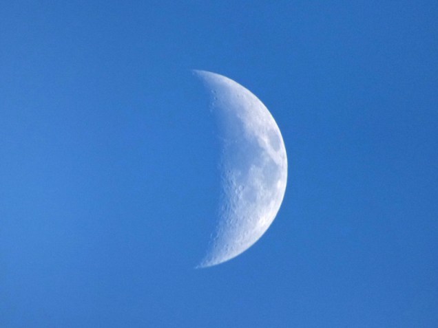 b02-moon-in-the-early-evening